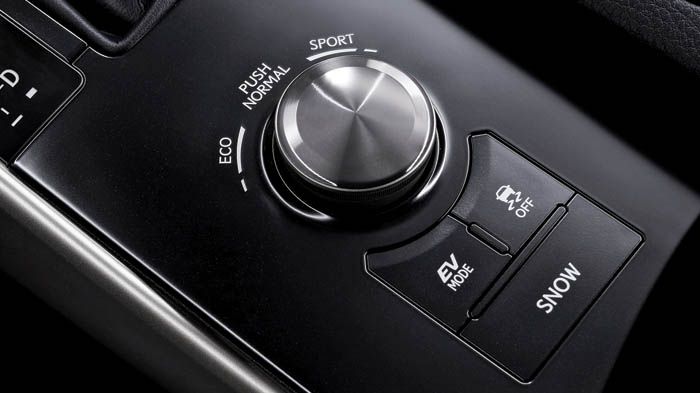 Το Σύστημα Drive Mode Select επιτρέπει στον οδηγό να διαμορφώσει τα οδικά και οδηγικά χαρακτηριστικά του αυτοκινήτου.